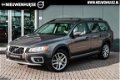 Volvo XC70 - 2.4 D5 Momentum / Automaat / Parkeersensoren / Navigatie / Klimaat + Cruise control - 1 - Thumbnail