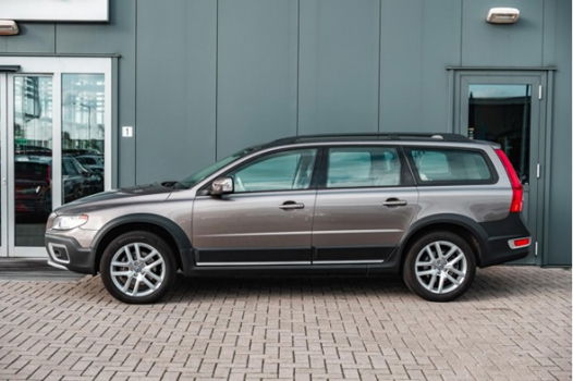 Volvo XC70 - 2.4 D5 Momentum / Automaat / Parkeersensoren / Navigatie / Klimaat + Cruise control - 1