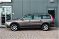 Volvo XC70 - 2.4 D5 Momentum / Automaat / Parkeersensoren / Navigatie / Klimaat + Cruise control - 1 - Thumbnail