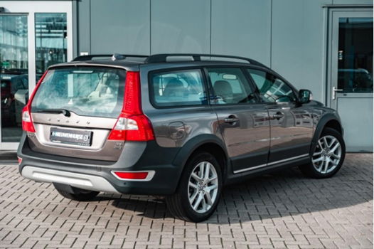 Volvo XC70 - 2.4 D5 Momentum / Automaat / Parkeersensoren / Navigatie / Klimaat + Cruise control - 1