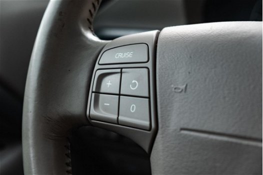 Volvo XC70 - 2.4 D5 Momentum / Automaat / Parkeersensoren / Navigatie / Klimaat + Cruise control - 1