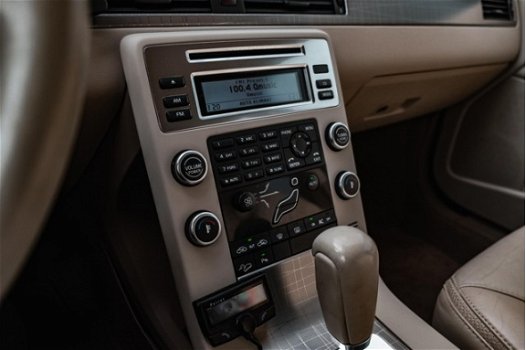 Volvo XC70 - 2.4 D5 Momentum / Automaat / Parkeersensoren / Navigatie / Klimaat + Cruise control - 1