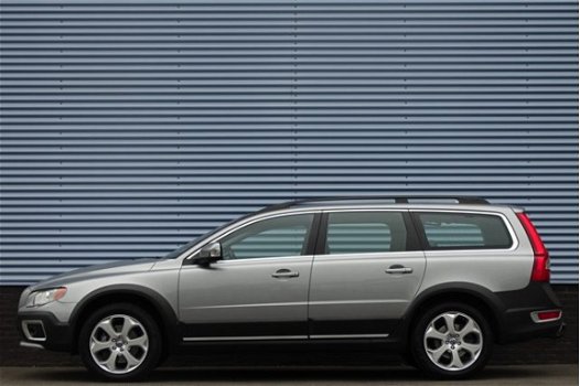 Volvo XC70 - 2.4 D5 AWD Summum Geartronic Leer, Navigatie, Cruise, Trekhaak, PDC - 1