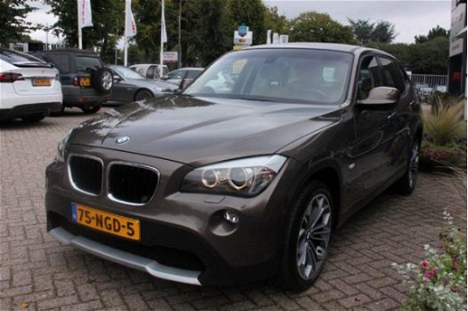 BMW X1 - 2.0d sDrive Executive, leer, LM, NAV, 1e eigenaar - 1