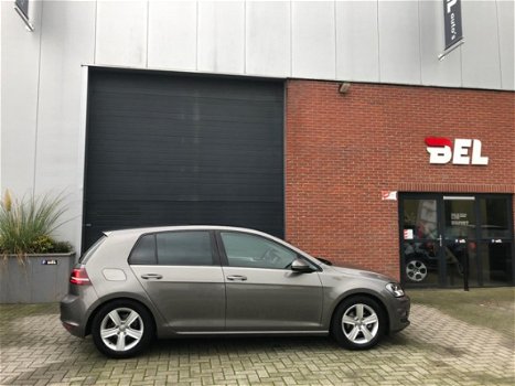 Volkswagen Golf - 1.6 TDI Highline Panoramadak, Stoelverwarming, Trekhaak, Lage KM, LM velgen - 1