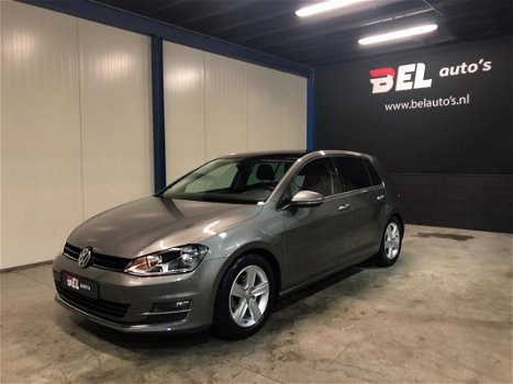 Volkswagen Golf - 1.6 TDI Highline Panoramadak, Stoelverwarming, Trekhaak, Lage KM, LM velgen - 1