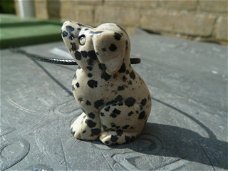 Hanger hond van Dalmatier jaspis