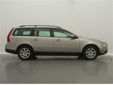 Volvo V70 - 2.0D 136PK / NAVI / AIRCO-ECC / CRUISE CTR. / HALF LEDER / PDC / LMV / * APK 04-2020 - 1