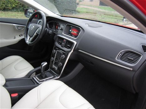 Volvo V40 - 2.0 D2 Momentum LED Leder Navi Harman/Kardon - 1