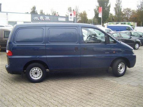 Hyundai H 200 - 2.5 TD VOORZIEN VAN BIJRIJDERSBANKJE + TREKHAAK BTW VRIJ - 1