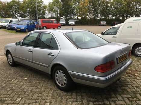 Mercedes-Benz E-klasse - 200 Elegance (airco, trekhaak, AUT) - 1