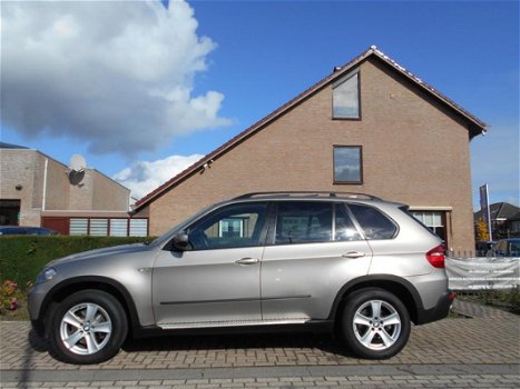 BMW X5 - 3.0D AUT. SPORT MASSAGE/HEAD-UP/KEYLESS/PANORAMADAK/COMFORT-ZETELS - 1