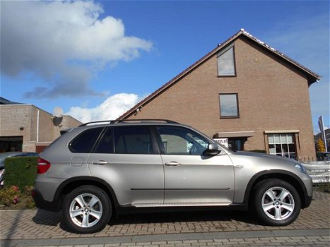 BMW X5 - 3.0D AUT. SPORT MASSAGE/HEAD-UP/KEYLESS/PANORAMADAK/COMFORT-ZETELS - 1