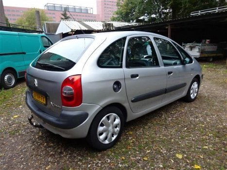 Citroën Xsara Picasso - 1.8i-16V Différence 2 - 1