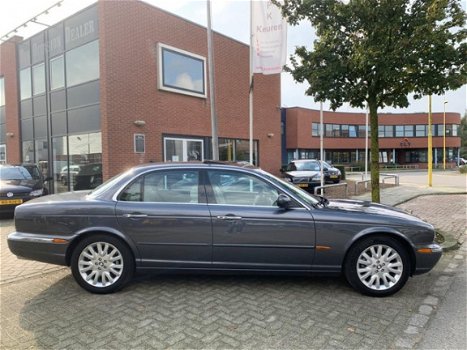 Jaguar XJ - 4.2 V8 Executive Navigatie, Pdc v+a, vol leder int., verstelbare pedalen - 1