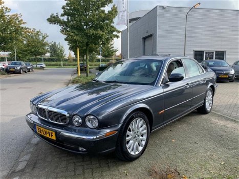 Jaguar XJ - 4.2 V8 Executive Navigatie, Pdc v+a, vol leder int., verstelbare pedalen - 1