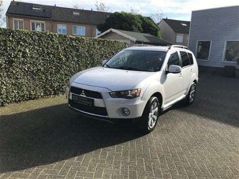 Mitsubishi Outlander - 2.4 Intense + Special Edition navi clima cruisecontrol half leer - 1