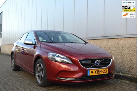 Volvo V40 - 2.0 D4 Momentum Business ACC, Xenon, BLIS, Keyless - 1