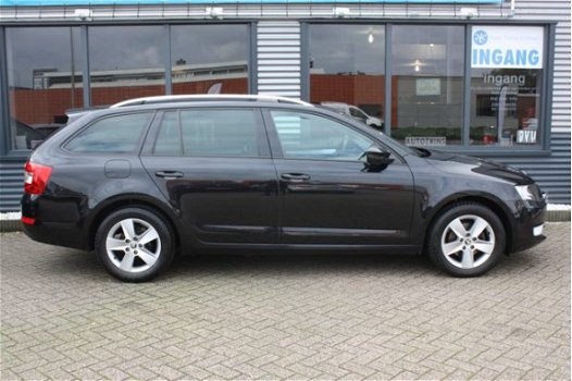 Skoda Octavia Combi - 1.6 TDI CLIMA NAVIGATIE PDC CHROOM PRIVATGLAS - 1