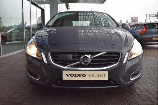 Volvo V60 - 2.0T Momentum Business Pack Pro, BLIS, Parkeer sensoren voor + achter - 1