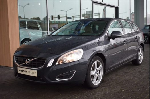 Volvo V60 - 2.0T Momentum Business Pack Pro, BLIS, Parkeer sensoren voor + achter - 1