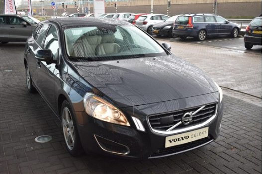 Volvo V60 - 2.0T Momentum Business Pack Pro, BLIS, Parkeer sensoren voor + achter - 1