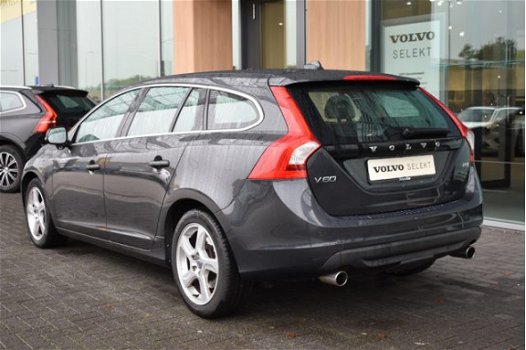 Volvo V60 - 2.0T Momentum Business Pack Pro, BLIS, Parkeer sensoren voor + achter - 1