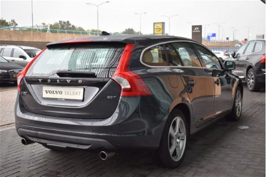 Volvo V60 - 2.0T Momentum Business Pack Pro, BLIS, Parkeer sensoren voor + achter - 1