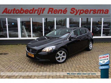 Volvo V40 - 2.0 D2 Summum Business Trekhaak / Cruise / Clima / PDC / Nette staat - 1