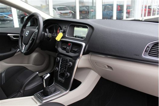 Volvo V40 - 2.0 D2 Summum Business Trekhaak / Cruise / Clima / PDC / Nette staat - 1