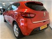 Renault Clio - 90PK TCe Limited NAVI LM VELGEN EERSTE EIGENAAR PARKEERSENSOR TEL USB - 1 - Thumbnail