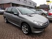 Peugeot 206 SW - KOOPJE 1.4 Pop'Art 2004 ALS NIEUW 102.500 km. € 2.950, - zo mee met 1 jr. Apk - 1 - Thumbnail