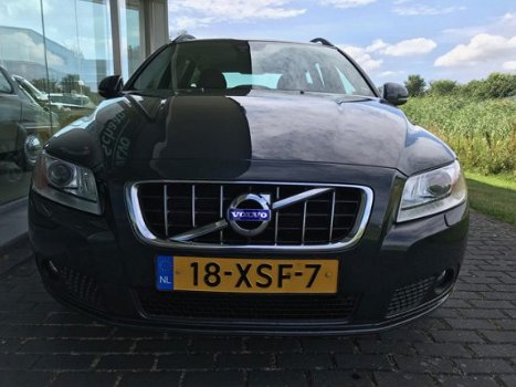 Volvo V70 - T4 180 pk Limited Edition Automaat Meesturende xenon Verwarmbare voorstoelen - 1