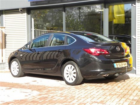Opel Astra - COSMO 1.4T (140PK) Trekhaak - 1