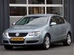 Volkswagen Passat - 2.0 FSI Comfortline Automaat, Xenon, Cruise, Clima, Trekhaak, LM velgen - 1 - Thumbnail