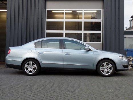 Volkswagen Passat - 2.0 FSI Comfortline Automaat, Xenon, Cruise, Clima, Trekhaak, LM velgen - 1