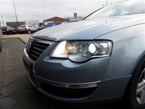 Volkswagen Passat - 2.0 FSI Comfortline Automaat, Xenon, Cruise, Clima, Trekhaak, LM velgen - 1