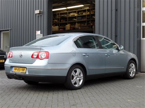 Volkswagen Passat - 2.0 FSI Comfortline Automaat, Xenon, Cruise, Clima, Trekhaak, LM velgen - 1