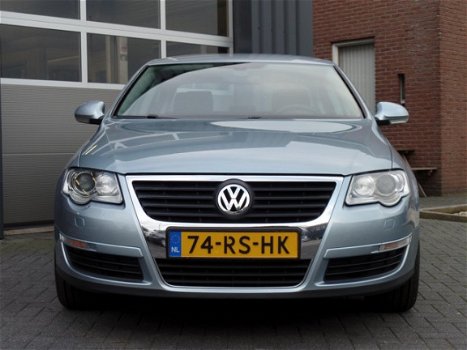 Volkswagen Passat - 2.0 FSI Comfortline Automaat, Xenon, Cruise, Clima, Trekhaak, LM velgen - 1