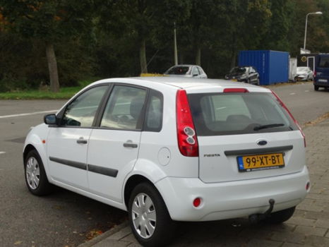 Ford Fiesta - 1.4-16V Ambiente - INCL NIEUWE APK - ELEKTR RAMEN - TREKHAAK - NAP - AUX - 5DEURS - 1