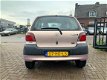 Toyota Yaris - 1.0-16V VVT-i Terra ( LAGE KM / NAP / NW APK / AIRCO / 5DRS ) - 1 - Thumbnail