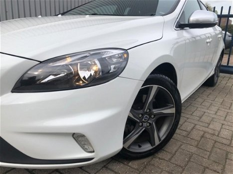 Volvo V40 - 1.6 T3 R-Design TOPSTAAT / NAVIGATIE / PANORAMADAK / LEDER INTERIEUR / STOELVERWARMING - 1