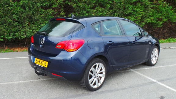 Opel Astra - 5-DEURS 1.6 AUT. NAVI, TREKHAAK, LM-VELGEN - 1