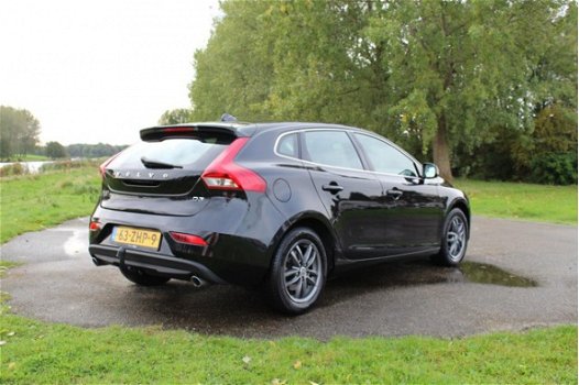 Volvo V40 - 2.0 D3 Momentum *Navi *Camera - 1