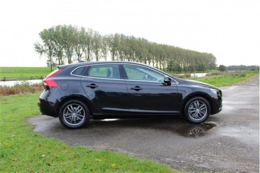 Volvo V40 - 2.0 D3 Momentum *Navi *Camera - 1