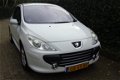 Peugeot 307 - 1.6 HDiF Premium , nette Ned. 5 drs auto met Nap, Airco, ed... 193.071 Km - 1 - Thumbnail