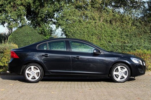 Volvo S60 - 2.0T Intro Edition 203pk Full Options / Navigatie - 1