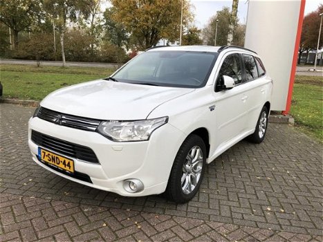 Mitsubishi Outlander - 2.0 PHEV Instyle plus Navi Trekhaak rijklaar incl BTW - 1