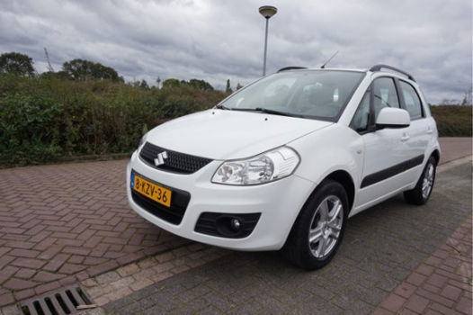 Suzuki SX4 - 1.6 COMFORT PERF.STAAT + WINTERSET AIRCO TREKHAAK 16INCH LMV DAKRAILS CARKIT PARROT ELE - 1