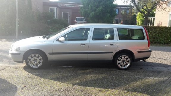 Volvo V70 - 2.4 Comfort Line Station Wagon - 1